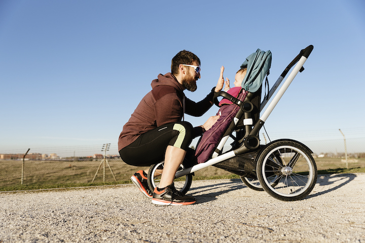 Man met hardloopkinderwagen