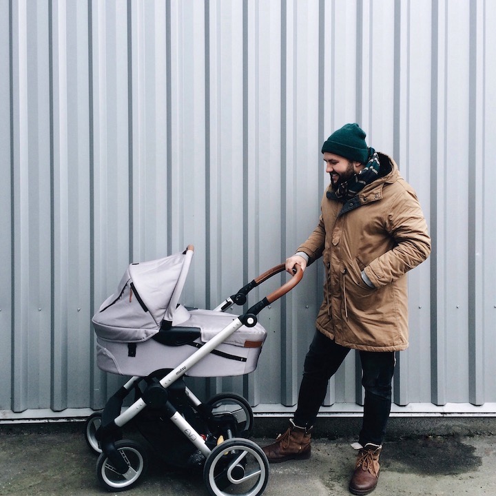 Papa met kinderwagen